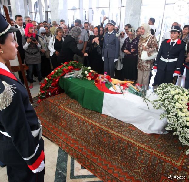 Enterrement de Warda El Djazaïra, au cimetière El Alia, d'Alger, le 19 mai 2012