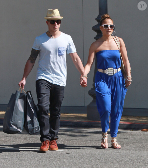 Jennifer Lopez et son compagnon Casper Smart main dans la main le 20 mai 2012 à Los Angeles en pleine séance shopping au centre commercial The Grove