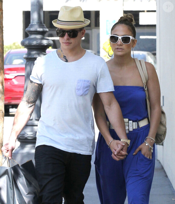 Jennifer Lopez et son compagnon Casper Smart affichent un visage heureux le 20 mai 2012 à Los Angeles en pleine séance shopping au centre commercial The Grove