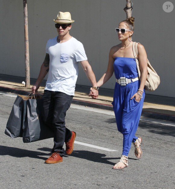 Jennifer Lopez et son compagnon Casper Smart le 20 mai 2012 à Los Angeles en pleine séance shopping au centre commercial The Grove