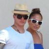 Jennifer Lopez et son compagnon Casper Smart complices le 20 mai 2012 à Los Angeles en pleine séance shopping au centre commercial The Grove