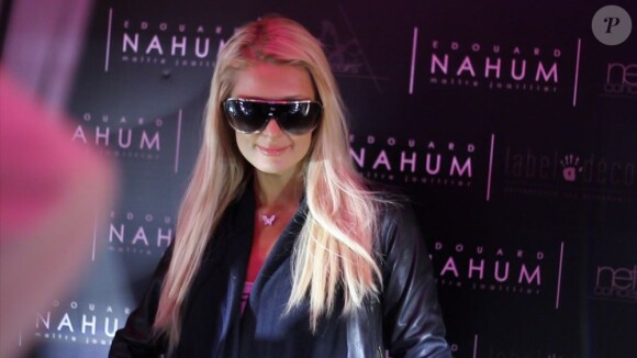 Paris Hilton dans la boutique d'Edouard Nahum à Cannes.