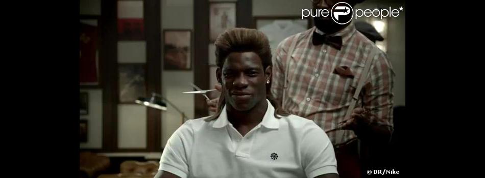 Mario Balotelli avec la coupe de Chris Waddle dans la campagne pub pour Nike The Barbershop