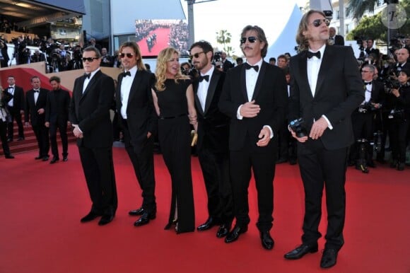 Brad Pitt monte les marches du Palais des Festivals, pour son film Cogan - La Mort en Douce, à Cannes le 22 mai 2012 - ici aux côtés du réalisateur Andrew Dominik, la productrice Dede Gardner et ses partenaires Ray Liotta, Ben Mendelsohn, et Scoot McNairy