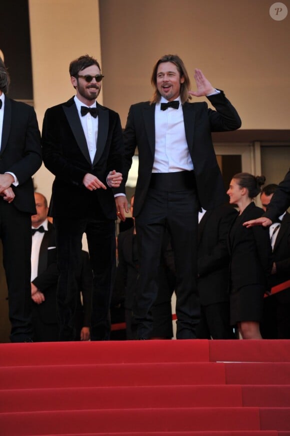 Brad Pitt monte les marches du Palais des Festivals, pour son film Cogan - La Mort en Douce, à Cannes le 22 mai 2012 - ici aux côtés de Scoot McNairy