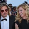 Brad Pitt monte les marches du Palais des Festivals, pour son film Cogan - La Mort en Douce, à Cannes le 22 mai 2012 - ici aux côtés de la productrice Dede Gardner