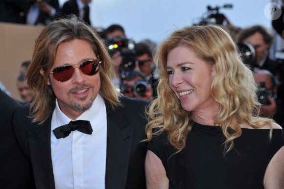 Brad Pitt monte les marches du Palais des Festivals, pour son film Cogan - La Mort en Douce, à Cannes le 22 mai 2012 - ici aux côtés de la productrice Dede Gardner