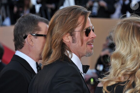 Brad Pitt monte les marches du Palais des Festivals, pour son film Cogan - La Mort en Douce, à Cannes le 22 mai 2012