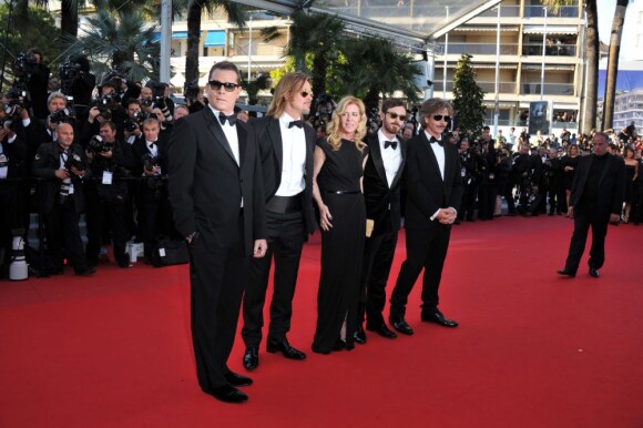 Brad Pitt monte les marches du Palais des Festivals, pour son film Cogan - La Mort en Douce, à Cannes le 22 mai 2012 - ici aux côtés du réalisateur Andrew Dominik, la productrice Dede Gardner et ses partenaires Ray Liotta, Ben Mendelsohn, et Scoot McNairy