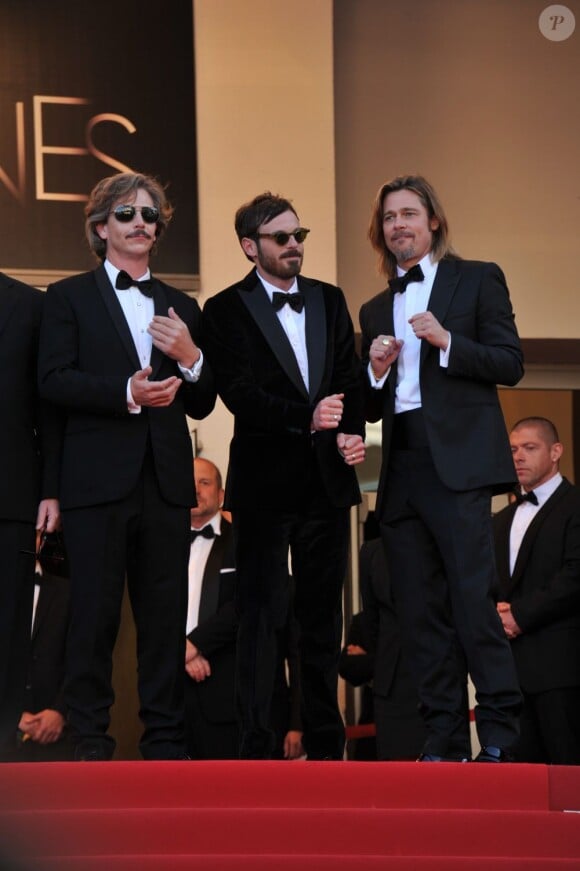 Brad Pitt monte les marches du Palais des Festivals, pour son film Cogan - La Mort en Douce, à Cannes le 22 mai 2012 - ici aux côtés de Ben Mendelsohn, et Scoot McNairy