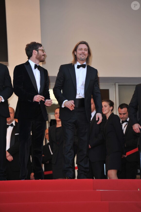 Brad Pitt monte les marches du Palais des Festivals, pour son film Cogan - La Mort en Douce, à Cannes le 22 mai 2012
