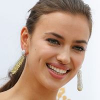 Irina Shayk, sexy et couverte de pierres précieuses, illumine Cannes