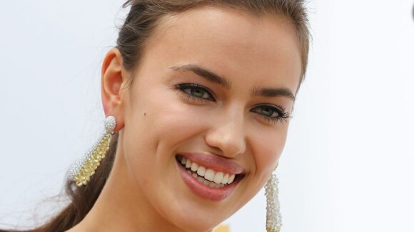 Irina Shayk, sexy et couverte de pierres précieuses, illumine Cannes