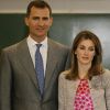 Le prince Felipe et la princesse Letizia d'Espagne visitaient à Malaga un programme de l'initiative Caritas financée par la Fondation Hesperia, le 22 mai 2012, jour de leurs 8 ans de mariage.