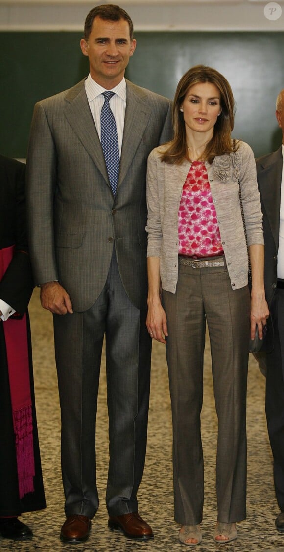 Le prince Felipe et la princesse Letizia d'Espagne visitaient à Malaga un programme de l'initiative Caritas financée par la Fondation Hesperia, le 22 mai 2012, jour de leurs 8 ans de mariage.