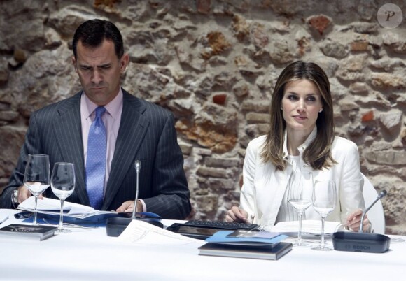 Le prince Felipe et la princesse Letizia d'Espagne au 4e conseil de la Fondation prince de Gérone, à Gérone, le 21 mai 2012.