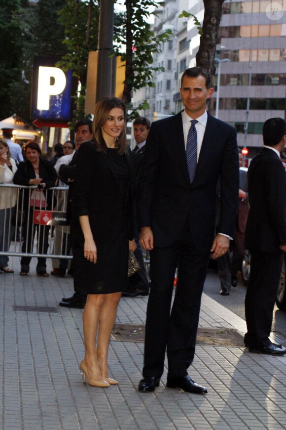 Le prince Felipe et la princesse Letizia d'Espagne ont rendu hommage à l'artiste espagnol Antoni Tapies, décédé en février 2012, dans les locaux de la Fondation à son nom à Barcelone, le 21 mai 2012.