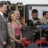 A a découverte d'un atelier de mécanique... Inspirée, Letizia ? Felipe et Letizia d'Espagne visitaient à Malaga un programme de l'initiative Caritas financée par la Fondation Hesperia, le 22 mai 2012, jour de leurs 8 ans de mariage.