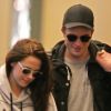Kristen Stewart et Robert Pattinson arrivant à Vancouver pour tourner des scènes supplémentaires de Twilight le 3 mai 2012