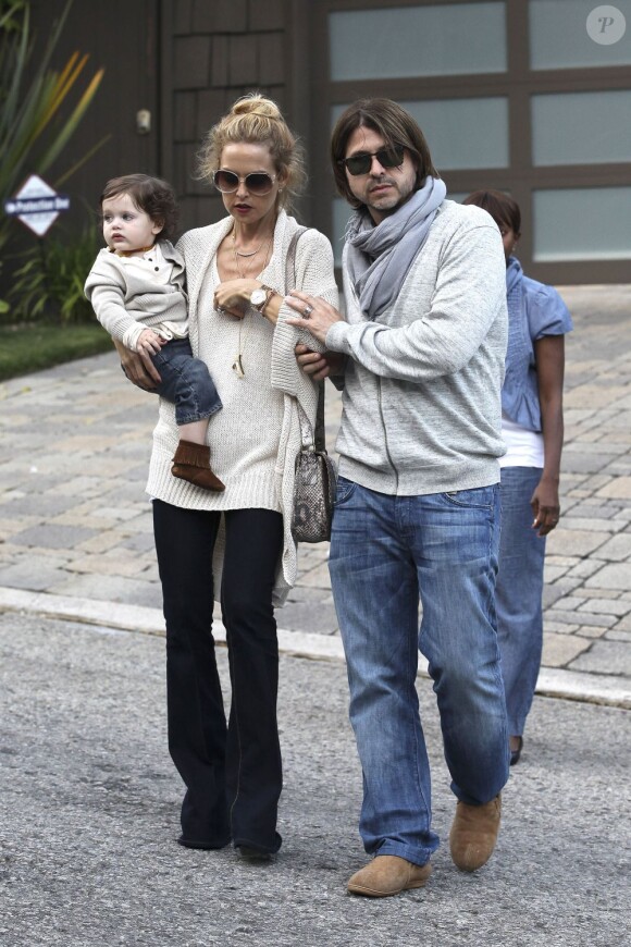 Rachel Zoe, son mari Roger Bergman et leur fils Skyler viennent de rendre visite à des amis. L'occasion pour Skyler de rencontrer Luca le bébé d'Hilary Duff et Mike Comrie. Los Angeles le 19 mai 2012.