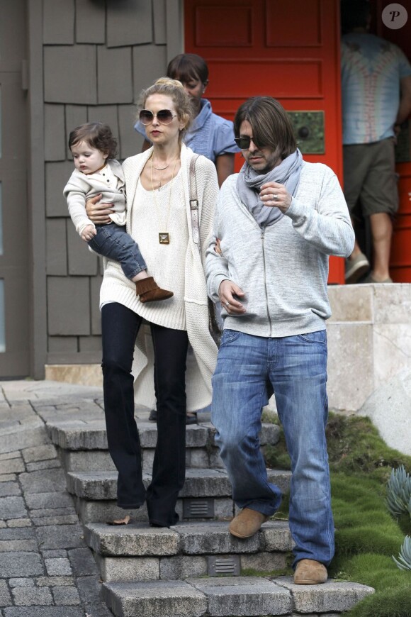 Rachel Zoe, son mari Roger Bergman et leur fils Skyler viennent de rendre visite à des amis. L'occasion pour Skyler de rencontrer Luca le bébé d'Hilary Duff et Mike Comrie. Los Angeles le 19 mai 2012.