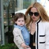 Rachel et son fils Skyler dans les rues de Los Angeles. Le 25 mai 2012.