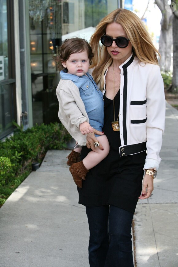 Rachel et son fils Skyler dans les rues de Los Angeles. Le 25 mai 2012.