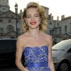 Natalia Vodianova en Stella McCartney au NSPCC Pop Art Ball à Londres. Le 24 mai 2012.