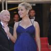 Reese Witherspoon, enceinte, sublime dans une robe Versace lors de la montée des marches pour le film Mud au Festival de Cannes le 26 mai 2012