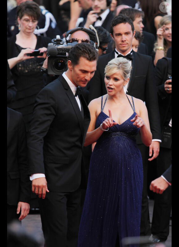 Reese Witherspoon, enceinte, en plein débat avec Matthew McConaughey lors de la projection du film Mud au Festival de Cannes le 26 mai 2012