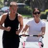 Jogging en famille avec son mari Mario Treadway et leur fils Ever pour Alanis Morissette à Los Angeles. Le 5 mai 2012.