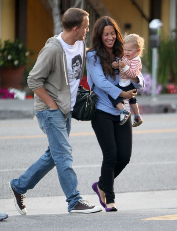 Alanis Morissette radieuse profite de son mari Mario Treadway et leur fils Ever à Los Angeles,. Le 5 mai 2012.