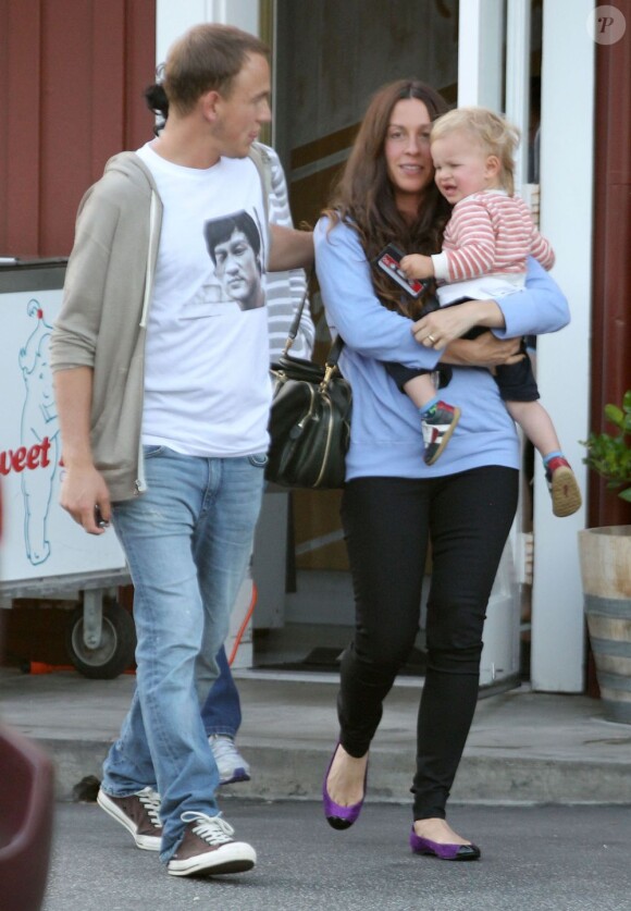 Alanis Morissette, son mari Mario Treadway et leur fils Ever se balladent dans les rues de Brentwood, Los Angeles. Le 5 mai 2012.