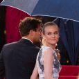 La pluie s'est de nouveau invitée au Festival de Cannes. Mais Diane Kruger a la parade, son compagnon Joshua Jackson lui tient son parapluie lors de la montée des marches de la cérémonie de clôture du Festival de Cannes 2012. Le 27 mai 2012.