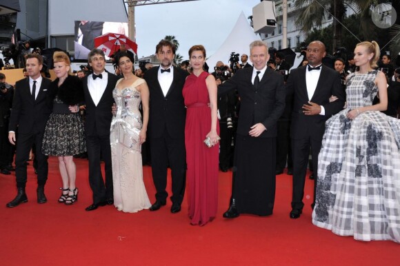 Diane Kruger et tous les membres du jury lors de la montée des marches de la cérémonie de clôture du Festival de Cannes 2012. Le 27 mai 2012.