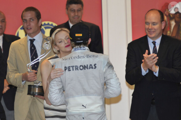 La princesse Charlene félicite le deuxième du Grand Prix de Monaco, l'Allemand Nico Rosberg, en lui remettant son trophée, avant d'écouter les hymnes nationaux.
La princesse Charlene a suivi le Grand Prix de Monaco, le 27 mai 2012, entre le prince Albert, la comtesse Sophie de Wessex et les frères Andrea et Pierre Casiraghi, avant de prendre part à la cérémonie de remise des trophées, à l'issue de la victoire de Mark Webber.