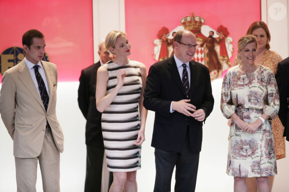 La princesse Charlene a suivi le Grand Prix de Monaco, le 27 mai 2012, entre le prince Albert, la comtesse Sophie de Wessex et les frères Andrea et Pierre Casiraghi, avant de prendre part à la cérémonie de remise des trophées, à l'issue de la victoire de Mark Webber.