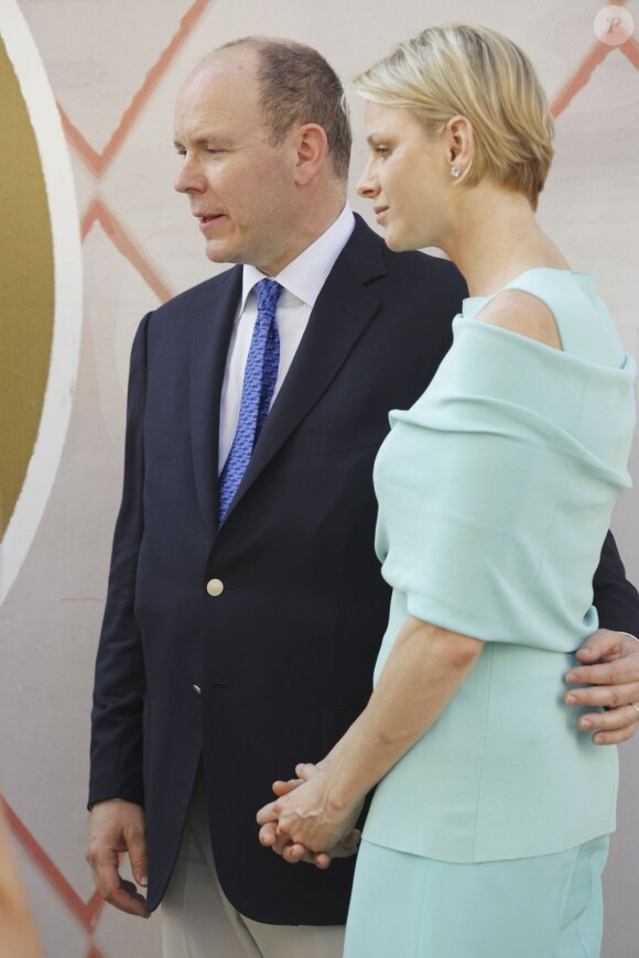 La princesse Charlene rencontrait samedi 26 mai 2012 des personnes handicapées à l'occasion du Grand Prix de Monaco.