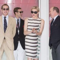 La princesse Charlene pin-up fatale au GP de Monaco, auprès des frères Casiraghi