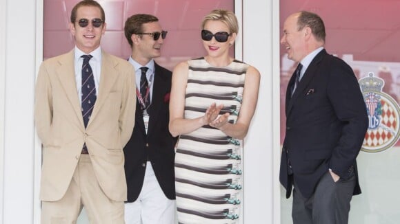 La princesse Charlene pin-up fatale au GP de Monaco, auprès des frères Casiraghi