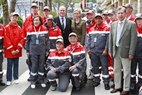 Albert et Charlene de Monaco : rencontre avec les équipes de la Croix-Rouge lors des essais libres du Grand Prix, le 25 mai 2012.