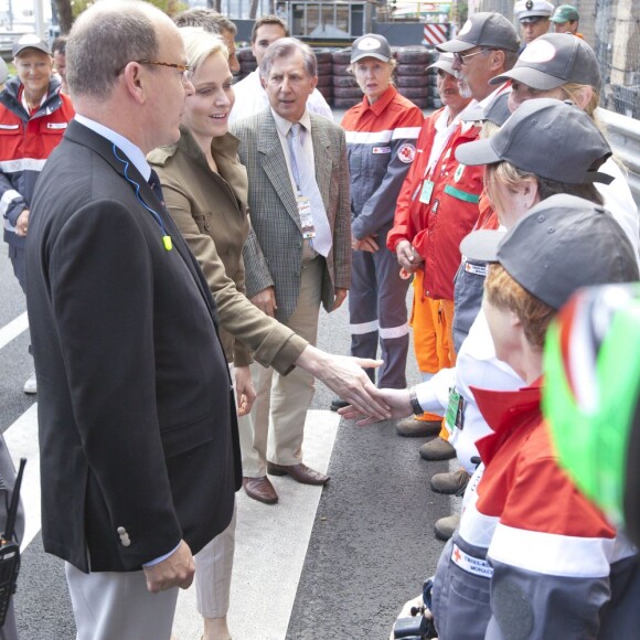 Albert et Charlene de Monaco : rencontre avec les équipes de la Croix-Rouge lors des essais libres du Grand Prix, le 25 mai 2012.