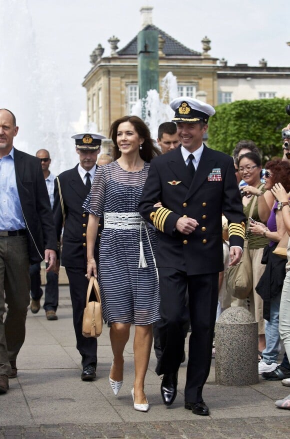 Le prince héritier Frederik et la princesse Mary se sont joints à la reine Margrethe II de Danemark et au prince consort Henrik pour célébrer les 80 ans du yacht royal, le Dannebrog, à l'occasion d'un déjeuner sur l'eau, le 26 mai 2012 à Copenhague. Il s'agissait simultanément du 44e anniversaire du prince Frederik, lequel avait revêtu son uniforme de capitaine de la Marine.