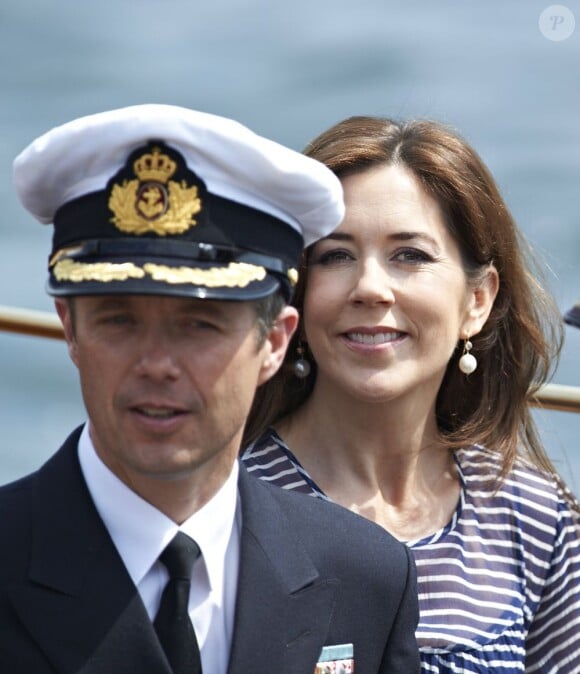 Frederik et Mary de Danemark se sont joints à la reine Margrethe II de Danemark et au prince consort Henrik pour célébrer les 80 ans du yacht royal, le Dannebrog, à l'occasion d'un déjeuner sur l'eau, le 26 mai 2012 à Copenhague. Il s'agissait simultanément du 44e anniversaire du prince Frederik, lequel avait revêtu son uniforme de capitaine de la Marine.