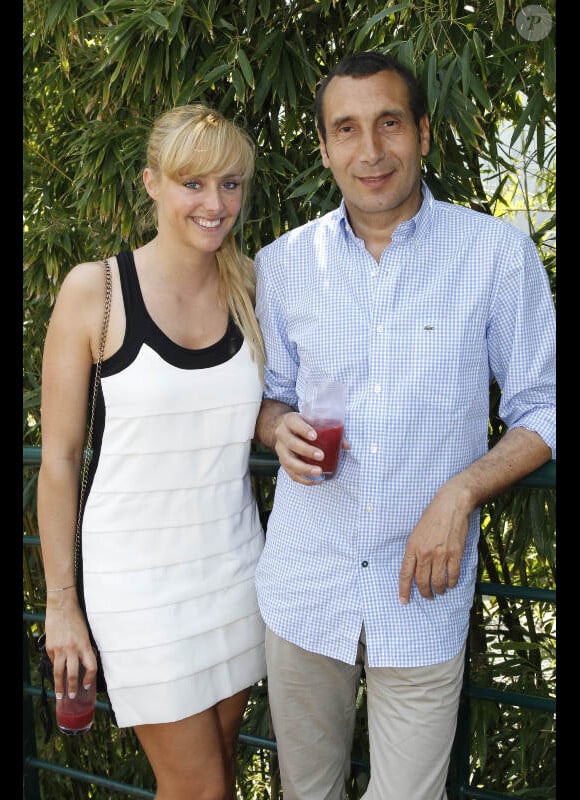 Zinedine Soualem et Julie Nicolet posent à Paris, dans les coulisses du tournoi de Roland-Garros, le mardi 29 mai 2012.