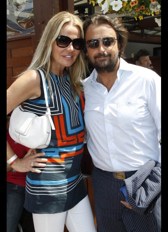Henri Leconte et son épouse Florentine posent à Paris, dans les coulisses du tournoi de Roland-Garros, le mardi 29 mai 2012.