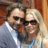 Henri Leconte et sa femme Florentine posent à Paris, dans les coulisses du tournoi de Roland-Garros, le mardi 29 mai 2012.