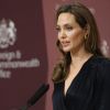 Angelina Jolie a tenu un discours avant de présenter son film au ministre britannique des Affaires Etrangères Au pays du sang et du miel le mardi 29 mai à Londres