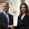 Angelina Jolie présentait son film Au pays du sang et du miel à William Hague, ministre britannique des Affaires Etrangères, le mardi 29 mai à Londres