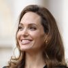 Angelina Jolie, très élégante, présentait son film au ministre britannique des Affaires Etrangères Au pays du sang et du miel le mardi 29 mai à Londres